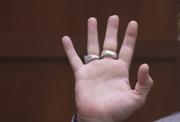 Ο Τζόνι Ντεπ κατέθεσε για το ακρωτηριασμένο δάχτυλο: «Δεν ήθελα να μπει σε μπελάδες»