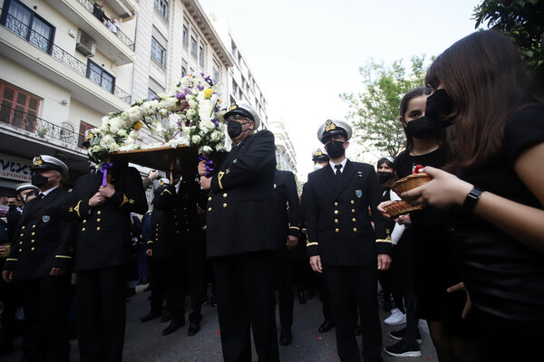 Εικόνες από την πρώτη περιφορά Επιταφίου στην Θεσσαλονίκη