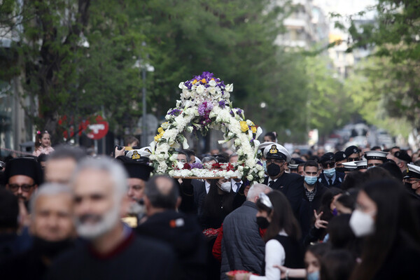 Εικόνες από την πρώτη περιφορά Επιταφίου στην Θεσσαλονίκη
