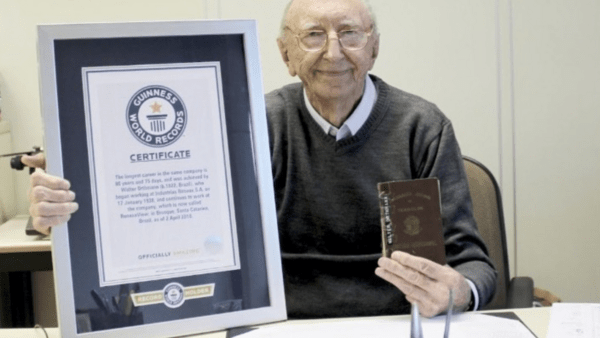 100χρονος άνδρας εργάζεται 84 χρόνια στην ίδια εταιρεία 
