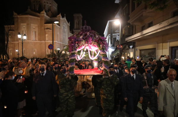 Εικόνες από την περιφορά του Επιταφίου στη Μητρόπολη Αθηνών