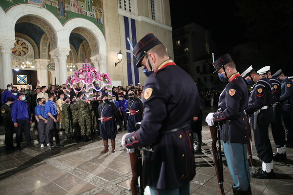 Εικόνες από την περιφορά του Επιταφίου στη Μητρόπολη Αθηνών