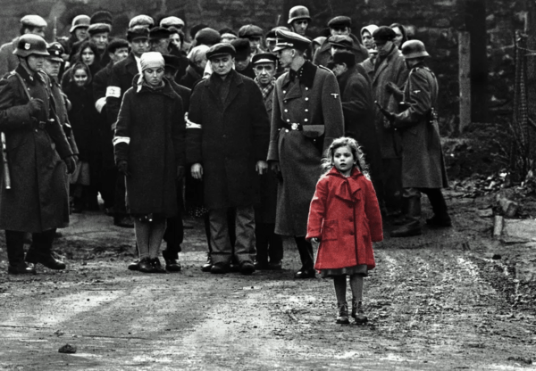 Ήταν το κορίτσι με το κόκκινο παλτό, στη «Λίστα του Σίντλερ»- Σήμερα βοηθά Ουκρανούς πρόσφυγες