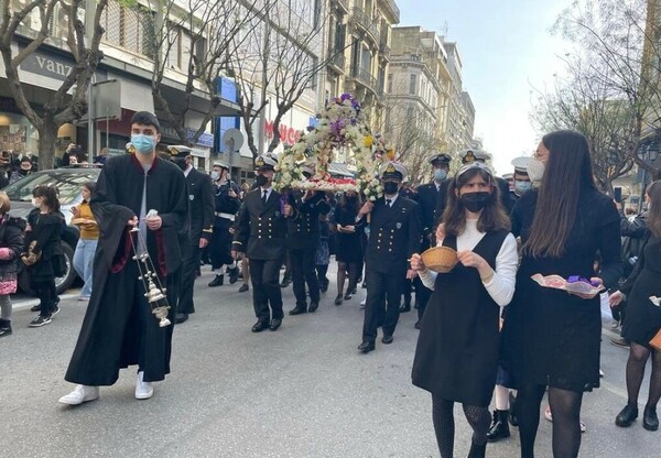 Σε κλίμα κατάνυξης η πρώτη περιφορά επιταφίου στην Θεσσαλονίκη