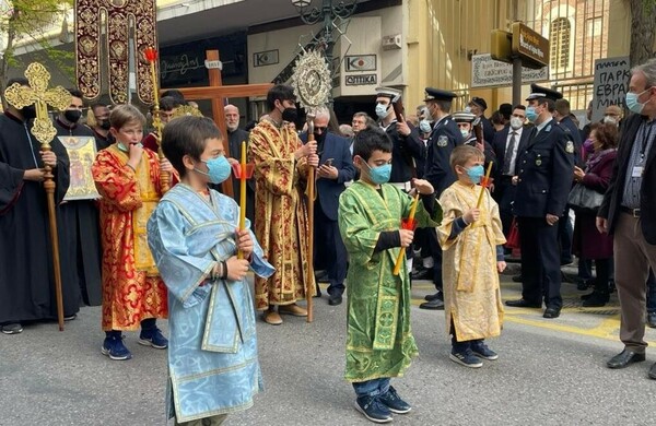 Σε κλίμα κατάνυξης η πρώτη περιφορά επιταφίου στην Θεσσαλονίκη