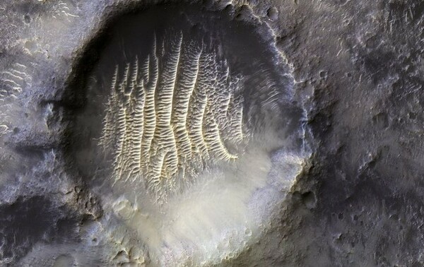 Κρατήρας στον Άρη μοιάζει με ανθρώπινο αποτύπωμα - Η φωτογραφία της NASA