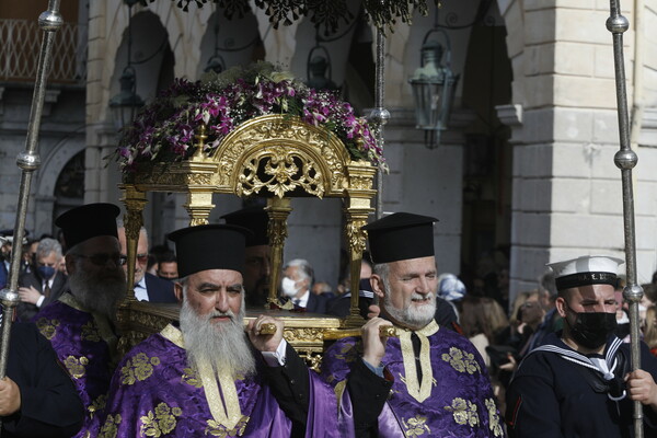 Πρώτη Ανάσταση σε Χίο και Κέρκυρα: Ο «ιπτάμενος ιερέας» και το έθιμο των μπότηδων