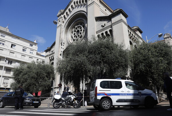Επίθεση στη Γαλλία: Να σκοτώσει τον Μακρόν ήθελε ο δράστης που μαχαίρωσε ιερέα στη Νίκαια