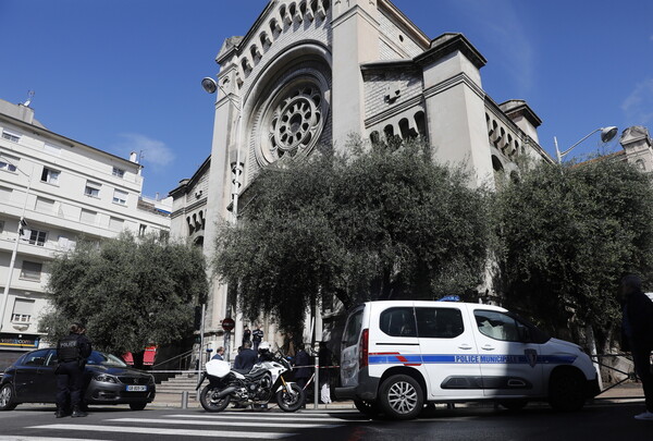Επίθεση στη Γαλλία: Να σκοτώσει τον Μακρόν ήθελε ο δράστης που μαχαίρωσε ιερέα στη Νίκαια