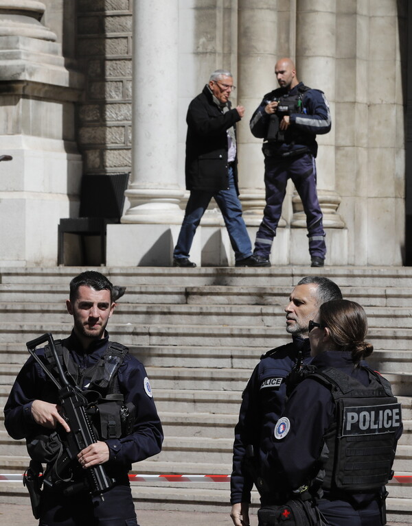 Επίθεση στη Γαλλία: Να σκοτώσει τον Μακρόν ήθελε ο δράστης που μαχαίρωσε ιερέα στη Νίκαια