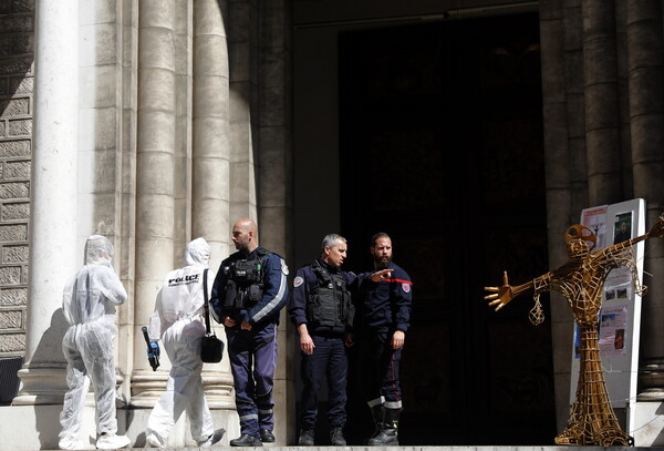Επίθεση στη Γαλλία: Να σκοτώσει τον Μακρόν ήθελε ο δράστης που μαχαίρωσε ιερέα στη Νίκαια