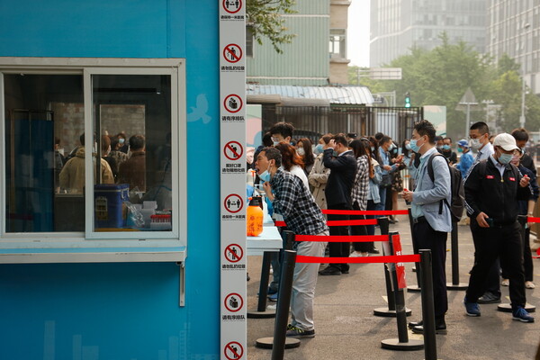 Πεκίνο: Φοβούνται για lockdown τύπου Σαγκάης -Lockdown σε 10 κτίρια, ουρές για τεστ