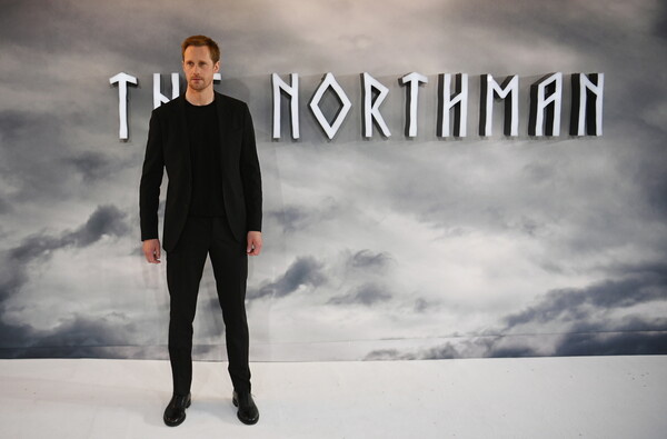 Για το «The Northman» ο Αλεξάντερ Σκάρσγκαρντ έτρωγε 3.700 θερμίδες την ημέρα