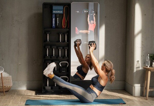 Οι «έξυπνοι» καθρέφτες μία από τις νέες τάσεις για τη γυμναστική στο σπίτι