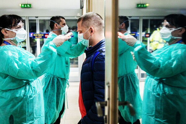 Reuters: Η ΕΕ απομακρύνεται από τη φάση «έκτακτης ανάγκης» της πανδημίας