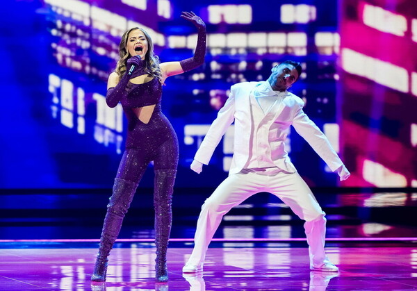 Η Στεφανία Λυμπερακάκη στην σκηνή της Eurovision