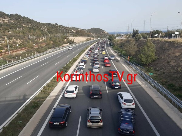 Τροχαίο στην Αθηνών -Κορίνθου: Ενας εγκλωβισμένος -Oυρά στο ρεύμα προς Αθήνα