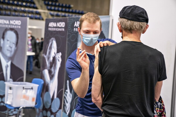 Η Δανία αναστέλλει το πρόγραμμα μαζικών εμβολιασμών κατά του κορωνοϊού
