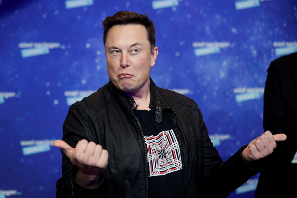 Έλον Μασκ: Κατρακυλά η μετοχή της Tesla μετά την εξαγορά του Twitter - Έχασε 126 δισ. δολάρια σε μια ημέρα