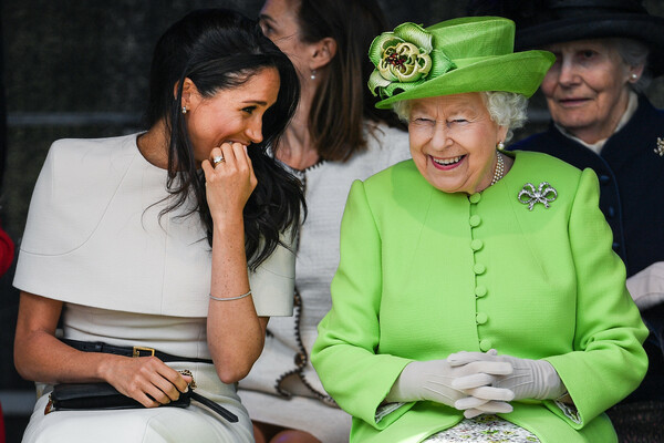 «Απίθανη αίσθηση του χιούμορ»: Τι κάνει, όμως, την Βασίλισσα Ελισάβετ να γελάει;