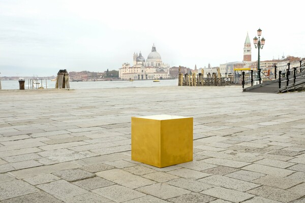Ο χρυσός κύβος του Castello στη Μπιενάλε της Βενετίας