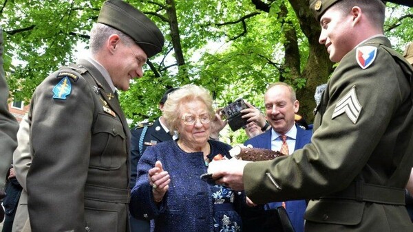 Ο αμερικανικός στρατός έδωσε σε 90χρονη Ιταλίδα την τούρτα που της έκλεψε το 1945