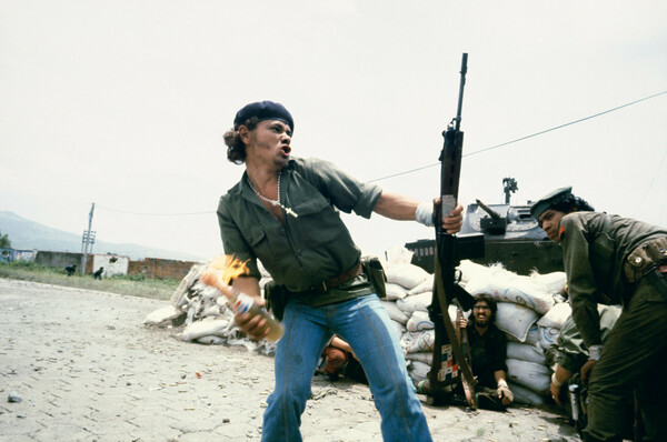 Τι αποκαλύπτει η θρυλική φωτογράφος Susan Meiselas για τη φωτογράφιση των γυναικών στρίπερ