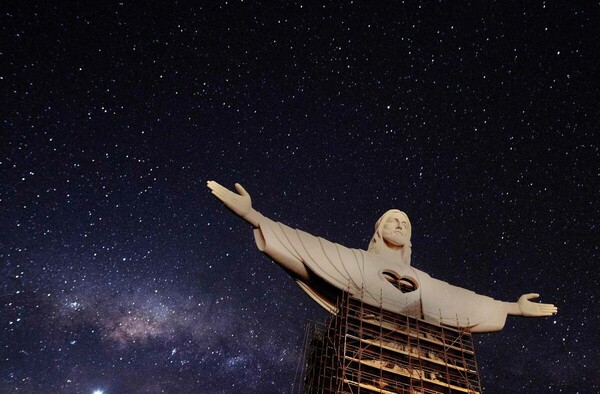 Πόλη της Βραζιλίας έχτισε ψηλότερο «Χριστό» από εκείνο του Ρίο ντε Τζανέιρο 