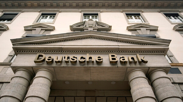 Γερμανία: Έφοδος των αρχών στα γραφεία της Deutsche Bank