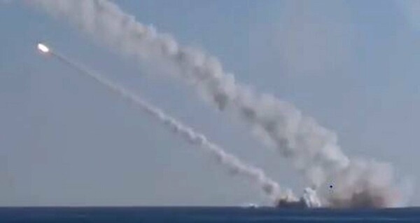 Ρωσικό υποβρύχιο εκτοξεύει πύραυλο κατά ουκρανικών δυνάμεων