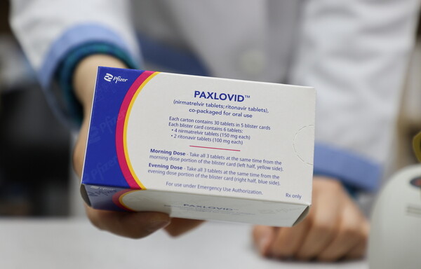 Pfizer: Το αντιικό χάπι Paxlovid δεν αποτρέπει τη μόλυνση μελών του ιδιου νοικοκυριού