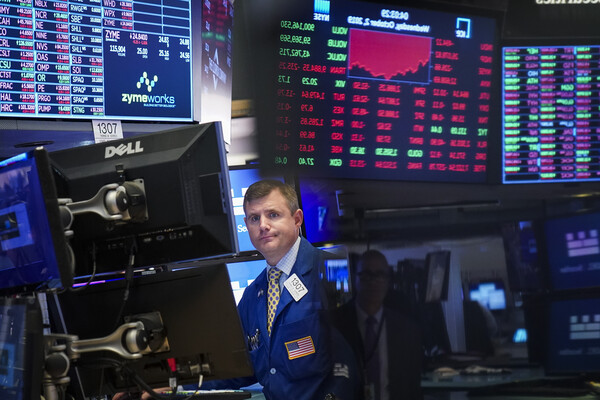 Wall Street: Πτώση 939 μονάδων για Dow Jones, ο χειρότερος Απρίλιος από το 2008 για Nasdaq 