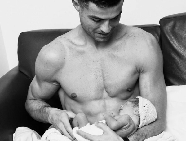 Ο Κριστιάνο Ρονάλντο ανάρτησε φωτογραφία με την νεογέννητη κόρη του- «Για πάντα αγάπη»