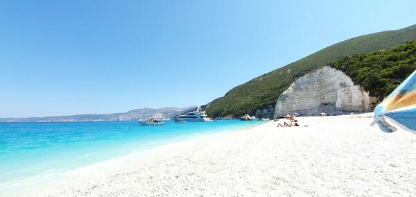 Από τη Νάξο ως την Κεφαλονιά: Οι 7 ελληνικές παραλίες που επέλεξε ο Guardian στις 40 καλύτερες της Ευρώπης 