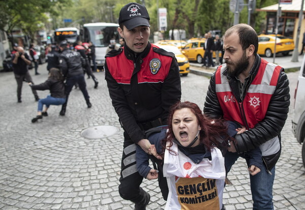 Σύλληψη διαδηλώτριας στην Τουρκία