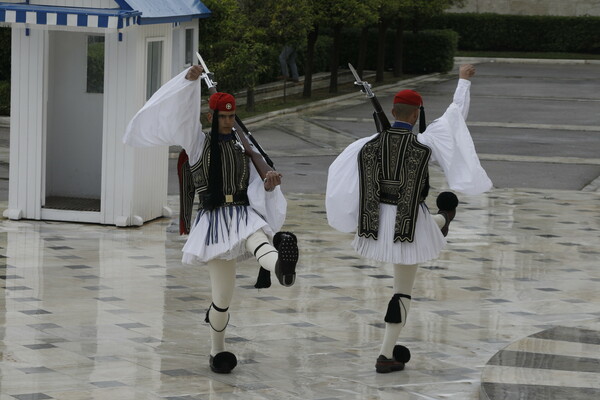 Στο Προεδρικό Μέγαρο το βασιλικό ζεύγος του Βελγίου μετά την κατάθεση στεφάνου στο Μνημείο του Αγνώστου Στρατιώτη