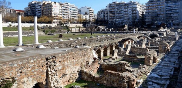 Θεσσαλονίκη: Ζευγάρι έπεσε από κάγκελα στην Αρχαία Αγορά- Έχασαν την ισορροπία τους