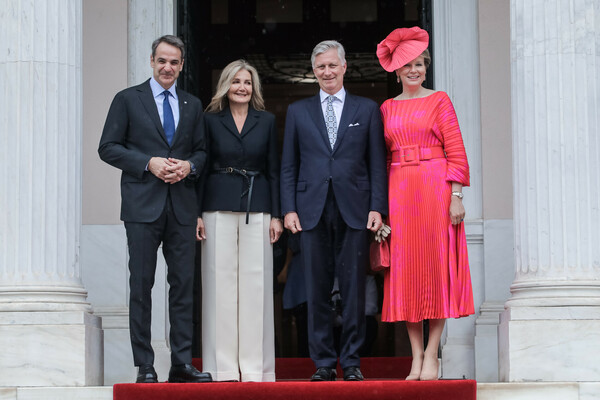 Στο Μέγαρο Μαξίμου το βασιλικό ζεύγος του Βελγίου- Τους υποδέχθηκαν Κυριάκος Μητσοτάκης και Μαρέβα