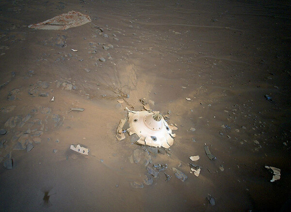 Το ελικόπτερο της NASA στον Άρη φωτογράφισε τα «ερείπια» που άφησε πίσω του το Perseverance