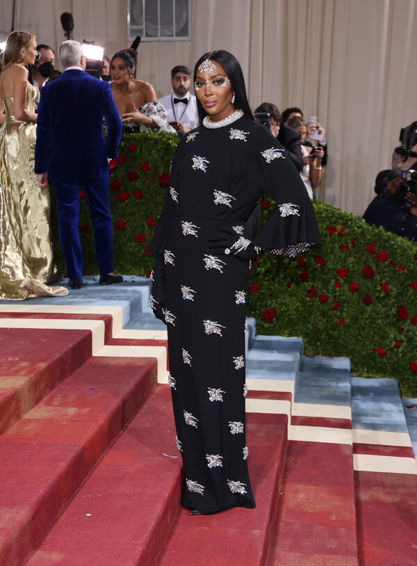 Met Gala: Η Ναόμι Κάμπελ με διαμαντένιο κολιέ αξίας 6,6 εκατ. δολαρίων