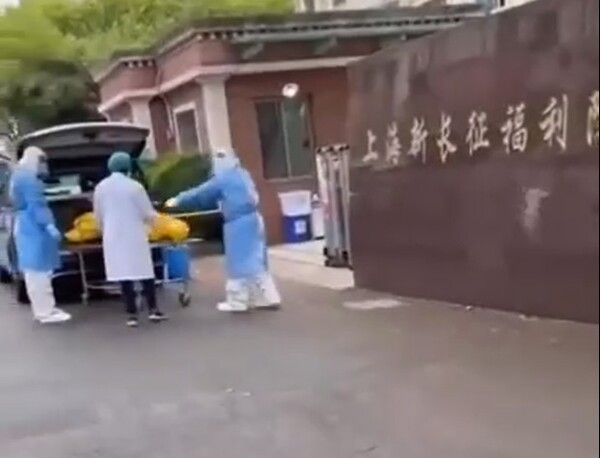 Κατακραυγή στη Σαγκάη μετά από φρικτό λάθος με τρόφιμο γηροκομείου – Κηρύχθηκε νεκρός ενώ ζούσε 
