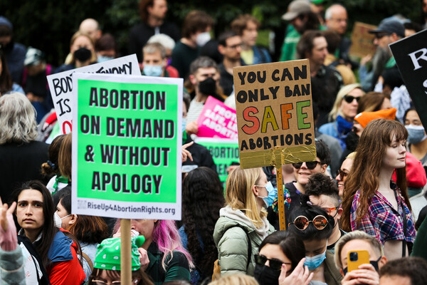 Διαδήλωση στη Νέα Υόρκη για το δικαίωμα στην άμβλωση - «Σταματήστε τον πόλεμο εναντίον των γυναικών»
