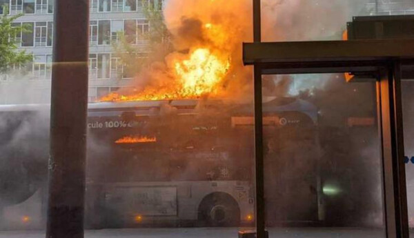 Παρίσι: Φωτιά σε ηλεκτρικό λεωφορείο στο κέντρο της πόλης