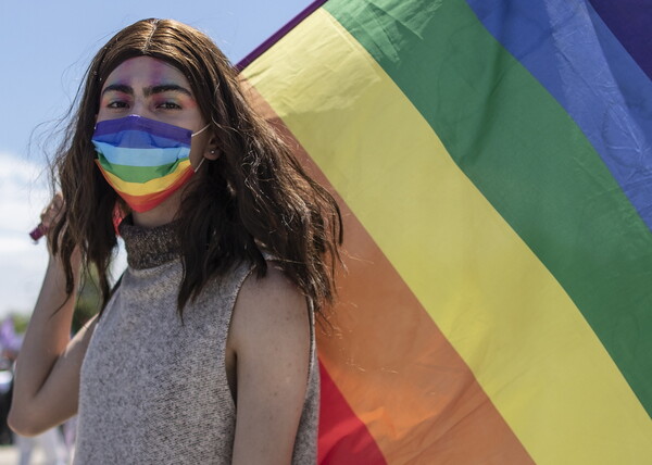Έρευνα στις ΗΠΑ: Σχεδόν οι μισοί ΛΟΑΤΚΙ νέοι σκέφτηκαν την αυτοκτονία το 2021