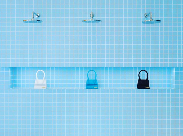Jacquemus: Έστησε ένα ολόκληρο μπάνιο μέσα σε πολυκατάστημα -Μπλε πλακάκια, ντουζιέρες και μια τεράστια οδοντόβουρτσα