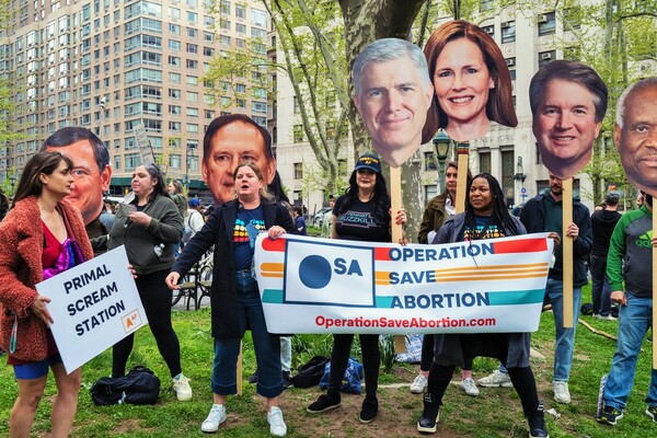 Διαδηλώνουν στη Νέα Υόρκη για το δικαίωμα στην άμβλωση - «Σταματήστε τον πόλεμο εναντίον των γυναικών»