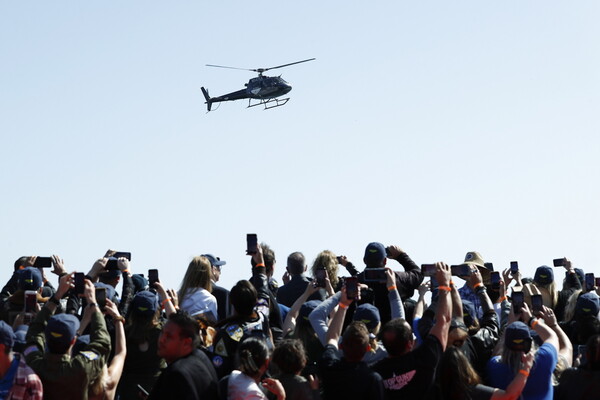 Με ελικόπτερο έφτασε στην πρεμιέρα του Top Gun: Maverick, ο Τομ Κρουζ - Στο ντεκ παροπλισμένου αεροπλανοφόρου