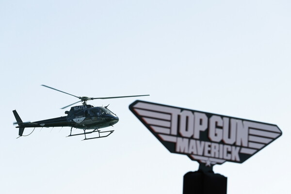 Με ελικόπτερο έφτασε στην πρεμιέρα του Top Gun: Maverick, ο Τομ Κρουζ - Στο ντεκ παροπλισμένου αεροπλανοφόρου