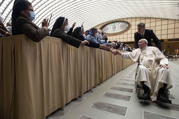 Ο Πάπας Φραγκίσκος εμφανίστηκε για πρώτη φορά σε αναπηρικό αμαξίδιο