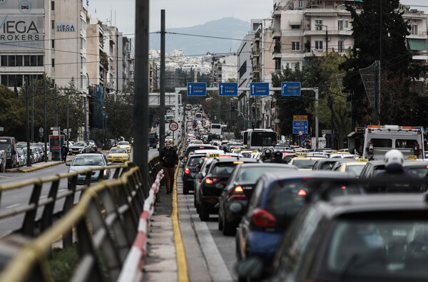 Φωτιά σε αυτοκίνητο στη Συγγρού– Στο σημείο η Πυροσβεστική